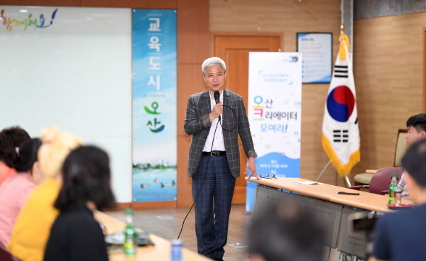 오산시는 지난 8주 동안 오산 청년들을 대상으로 크리에이터 교육과정을 진행한 뒤 시청 물향기실에서 ‘오산 크리에이터 모여라’라는 이름으로 2019 오산시 청년크리에이터 영상콘텐츠 발표회를 갖고 20여명의 ‘오크’를 탄생시켰다.