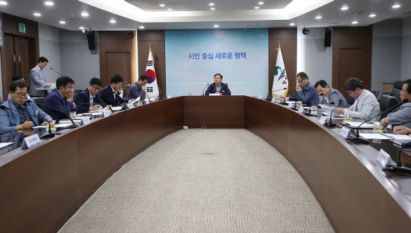 평택시가 18일 시청 종합상황실에서 인구 50만 대도시로 성장함에 따라 급증 할 수 밖에 없는 행정수요와 환경변화에 능동적으로 대응하기 위한 ‘조직진단 연구용역 착수보고회’를 열고 시정 운영에 대한 본격적인 진단에 나섰다.