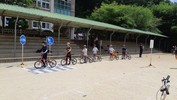 김포시는 지난 3월 14일부터 경기도김포교육지원청을 통해 신청한 학교의 초등학생들을 대상으로 2019년도 ‘찾아가는 자전거 안전교육’을 실시하고 있다.