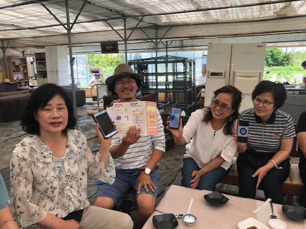 김포시농업기술센터는 지난 17일 김포시 농촌체험농장 경쟁력 향상을 위한 농촌체험학습연구회 6월 과제교육을 실시하고 이날 연구회원 50명을 대상으로 ‘김포페이’ 사용방법 및 가맹점 모집에 대한 안내교육을 실시했다.