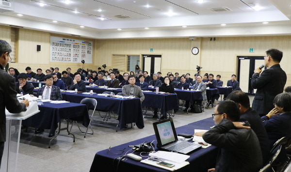 평택시는 시정에 공공의 문제를 주도적으로 고민하고 적극적 참여주체로 성장할 수 있는 교육기회를 제공하고자 시민 및 공무원들을 대상으로 ‘2019 평택시 협치 아카데미’를 운영한다.
