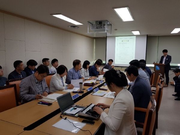 경기도내 곳곳에서 발생할 수 있는 다양한 갈등 및 분쟁 상황을 사전 예방하고 효율적으로 관리하기 위한 ‘제1차 경기도 갈등관리 심의위원회’가 18일 경기도청에서 위원 14명을 비롯한 관계자 등 20여명이 참석한 가운데 열렸다.