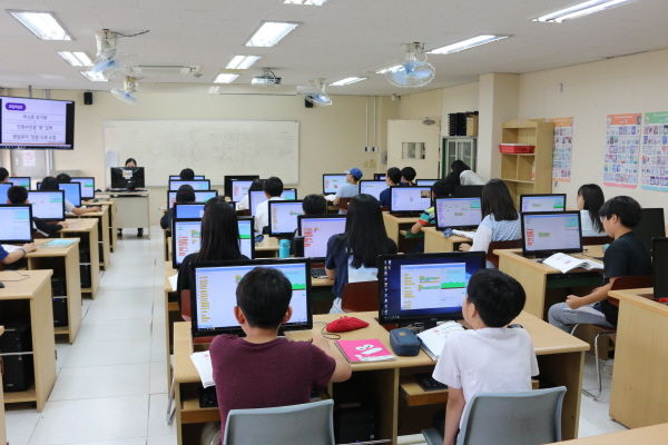 성남시는 반도체 기업인 SK하이닉스, 초록우산 어린이재단 경기지역본부와 손잡고 성남지역 IT 인재양성을 위한 소프트웨어 교육 프로그램 ‘하인슈타인’을 운영한다.