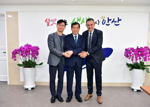 지난 18일 윤화섭 안산시장이 SF-MPD 그룹 임원들과 기념촬영을 하고 있다.