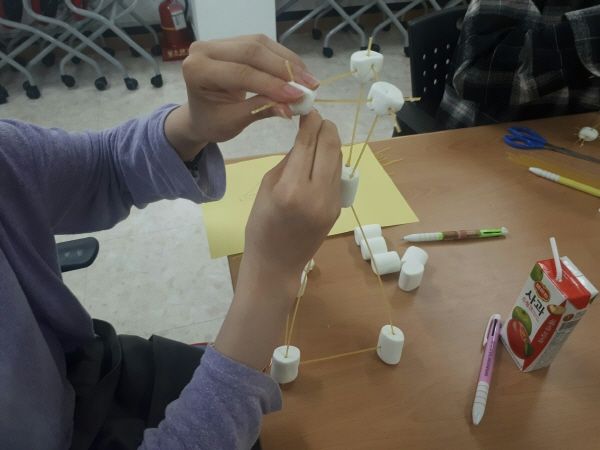 성남시청소년재단 성남시청소년상담복지센터는 비행청소년의 재범률을 낮추고 청소년상담·활동 맞춤형 프로그램으로 지난 4월부터 분당판교청소년수련관, 양지동청소년문화의집과 함께 관내 경찰서와 연계해 ‘사랑의 교실’을 운영하고 있다.