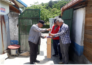 이천시 읍면동지역사회보장협의체는 지난 5월부터 2달간에 걸쳐 거동이 불편한 저소득 어르신을 위한 효도 지팡이를 100개를 배부했다.