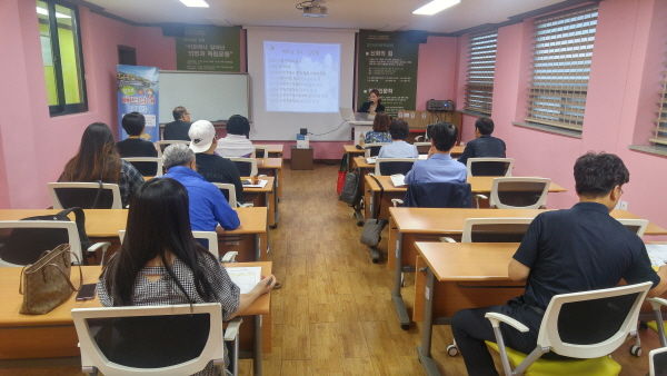 이천시는 지난 18일부터 오는 10월 8일까지 매주 화·목요일마다 이천시평생학습관에서 ‘왕초보 베트남어 회화’ 과정을 운영한다.