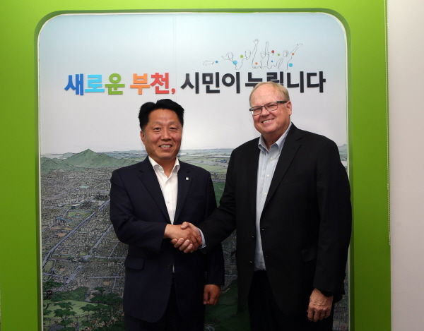 장덕천 부천시장과 키이스 잭슨 온세미컨덕터 회장