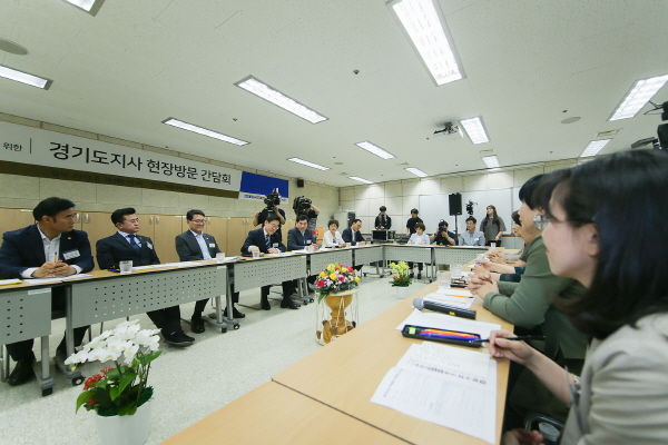 지난 18일 의왕여성회관에서 이재명 경기도지사와 김상돈 의왕시장, 신창현 국회의원, 윤미근 시의회의장, 박근철·장태환 도의원, 주민 대표 등 10여명이 참석한 가운데 경기도지사 현장방문 간담회가 열렸다.