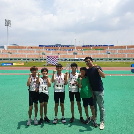 ‘제47회 KBS배 전국육상경기대회 겸 한중일친선육상경기대회’가 지난 13일부터 17일까지 경북 김천시 김천종합운동장에서 열린 가운데 이천시 신하초등학교 학생들이 멀리뛰기와 400m 계주에서 2위에 오르는 괘거를 올렸다.