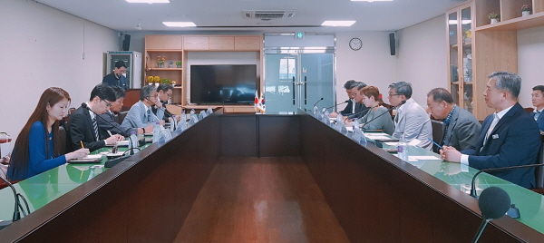 박신환 경기도 경제노동실장은 지난 18일 경기도청에서 카시와기 쿄이치 가나가와연합회 회장을 만나 양국 노동단체 간 교류 등 상생협력 방안에 대한 논의를 나눴다.