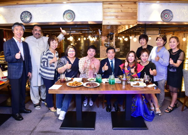 지난 18일 원곡동의 러시아 음식점에서 진행된 유튜브 방송에는 ‘안산아재 화섭씨’ 윤화섭 안산시장과 안산시 홍보대사 개그맨 이문재, ‘미녀들의 수다’ 출신의 방송인 에바, 안산시청 유도팀 이현경 코치가 출연해 원곡동 다문화 거리의 다양한 음식을 직접 먹어보며 이국적인 맛을 전했다.