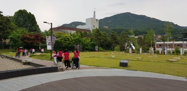 안양시동안구명예시민과장회 40명이 지난 18일 안양노인전문요양원을 찾아 나들이봉사 시간을 가졌다.