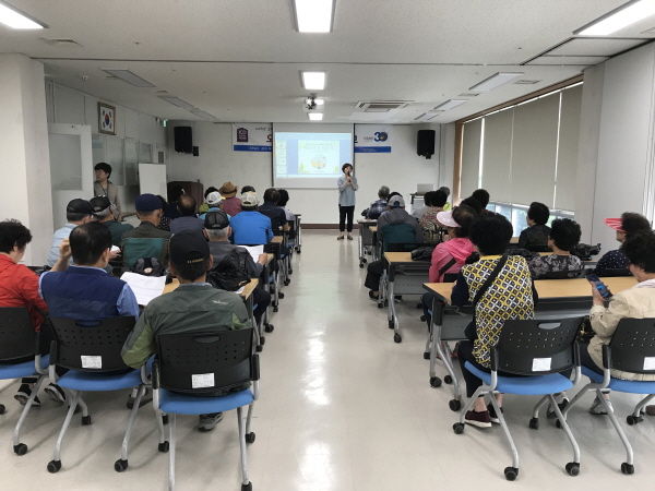 오산시는 지난 14일 오산노인종합복지관 실버인력뱅크 프로그램실에서 오산천 꽃밭가꾸기 신규사업단 참여 어르신을 대상으로 활동교육 및 안전교육을 진행했다.