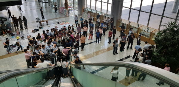 성남시청사 1층 로비에서 불법시위자들과 공무원들이 몸싸움을 벌이며 대치하고 있다.