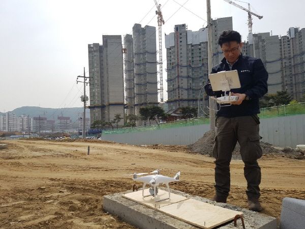 하남시는 오는 28일 감일스윗시티 입주에 대비해 LH의 협조 하에 비산먼지 억제 긴급대책을 추진한다.