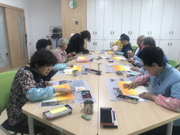 치매 관리 프로그램 참여 어르신들이 작품을 만드는 모습