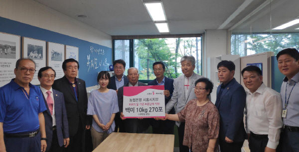 NH농협은행 시흥시지부는 지난 18일 시흥시청 복지국장실에서 시흥시 관내 보훈단체 소속 저소득 국가유공자를 위한 백미 10kg 270포를 시흥시 1%복지재단에 전달했다.