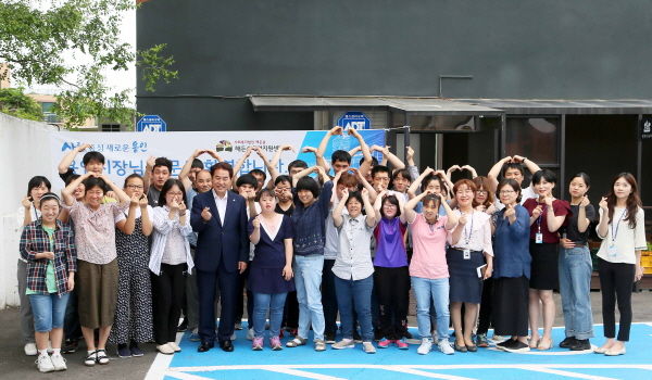 백군기 용인시장은 지난 19일 장애인직업재활시설인 처인구 백암면 해든솔직업지원센터를 찾아 근로장애인과 훈련생들을 격려하고 시설 종사자들의 애로사항을 들었다.