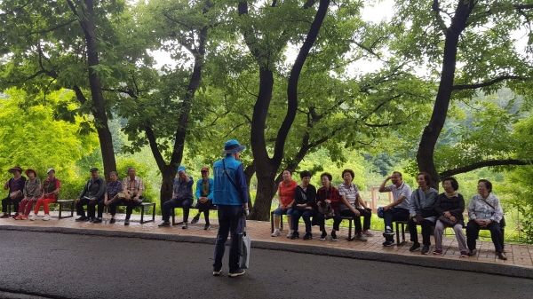 소사치매안심센터는 치매가족 힐링프로그램으로 부천자연생태공원 숲 체험을 진행했다.