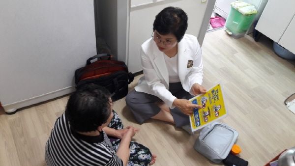 하남시는 예년보다 일찍 찾아온 폭염으로 인한 피해를 최소화하기 위해 무더위에 취약한 저소득 독거노인을 대상으로 폭염대비 방문건강관리를 시행하고 있다.