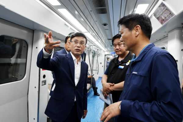 정하영 시장이 20일 김포도시철도 양촌차량기지를 방문, 김포공항역까지 왕복하며 김포도시철도 건설·운영과정 전반을 점검했다.