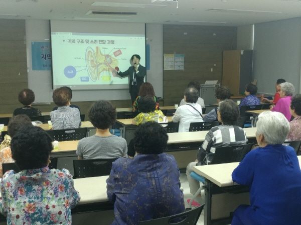 오산남부종합사회복지관은 20일 복지관에서 메디케어히어링 보청기센터와 함께 청력건강에 관심을 갖고 있는 지역 어르신 40명을 대상으로 난청교육 및 청력검사를 진행했다.