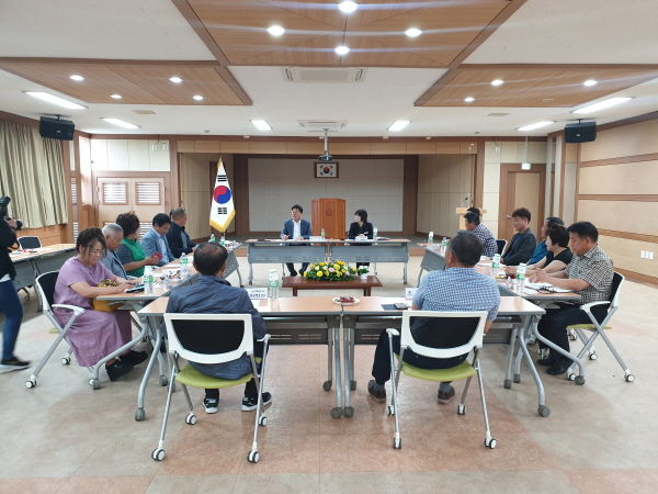 엄태준 이천시장은 지난 19일 대월면 행정복지센터에서 현답시장실을 열고 민생 챙기기에 나섰다.