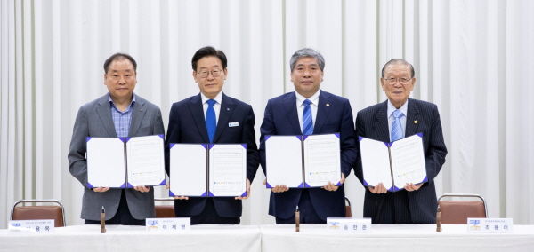 이재명 도지사와 송한준 도의회 의장, 김용목 한국노총경기지역본부 의장, 조용이 경기경영자총협회 회장은 20일 경기도청에서 열린 ‘2019년도 제1회 경기도 노사민정협의회’에서 ‘경기지방고용노동청 신설 성공적 추진을 위한 협약서’에 서명했다.