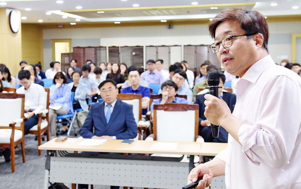 염태영 수원시장이 정부세종청사 고용노동부 대회의실에서 ‘지역주도 일자리창출을 위한 중앙정부의 역할‘을 주제로 강연하고 있다.