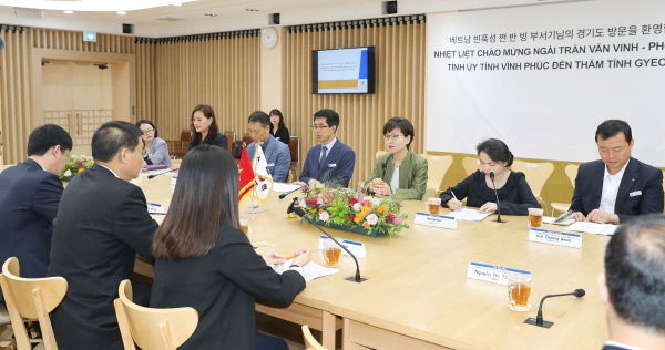 이화순 경기도 행정2부지사는 20일 경기도청 신관 상황실에서 쩐반빙 빈푹성 부서기를 만나 양 지역 간 상생협력과 한-베트남 관계 발전방안에 대해 의견을 나눴다.