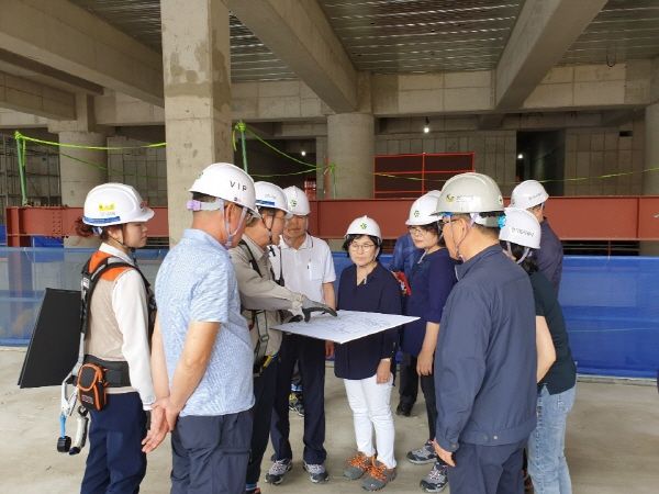 경기도와 경기도시공사가 20일 경기도 신청사 공사현장에서 첫 번째 주민참여감독회의를 열었다.