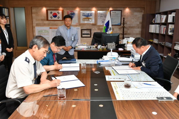 양평군은 20일 군수 집무실에서 지역 내 행정, 치안, 교육, 소방 관련 유관기관장들이 참석한 가운데 군민의 안전을 강화하고 지역의 치안을 확립하기 위한 기관 간 협력방안을 모색했다.
