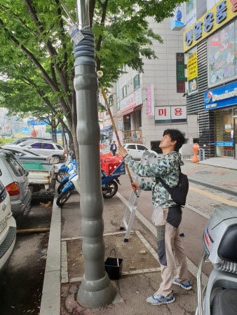 성남시 중원구는 종이나 청테이프가 붙지 않는 특수 도료를 291개 공공시설물에 코팅해 불법 광고물 부착을 막기로 했다.