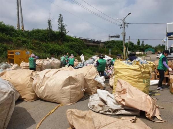 평택시 오성면 새마을 부녀회 폐비닐·폐농약병 모으기 행사