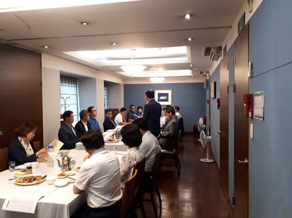 관내 한 음식점에서 올해 주요사업 및 현안사항을 논의하기 위해 지역구 시의원들과 간담회 개최