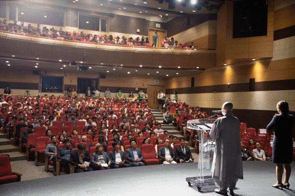 이천시장애인복지관에서는 ‘열정으로 만든 열린 공간’ 슬로건으로 지난 18일 이천아트홀에서 개관 10주년 기념식 진행