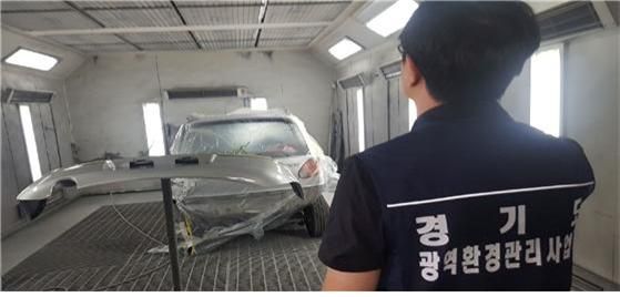도장시설을 점검하는 모습