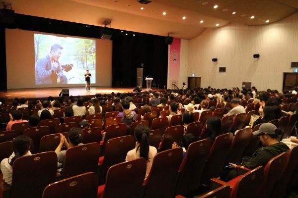 지난 22일 개통령 강형욱 강사가 ‘개, 같이 놀자’란 주제로 ‘반려견과 더불어 사는 법’에 대해 군민회관에서 300명이 넘는 지역민이 참여한 가운데 특강을 진행했다.