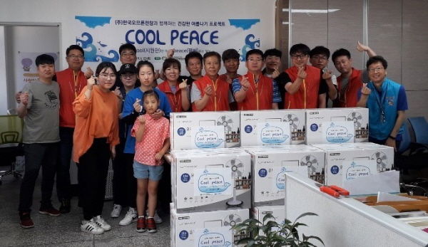 안성시동부무한돌봄네트워크팀과 ㈜한국오므론전장은 지난 22일 더위에 취약한 동부권역 소외 이웃들에게 선풍기를 전달했다.