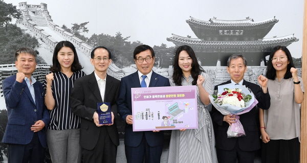 광주시는 행정안전부 주최로 세종시에서 개최된 ‘주민생활 혁신사례확산 지원사업’ 데모데이 행사에서 주민생활 우수 혁신사례로 혁신 챔피언 인증패를 수상했다.