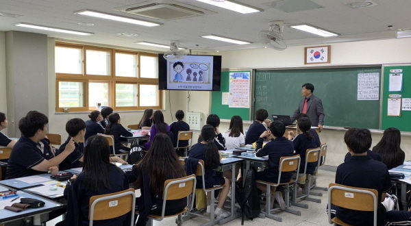 청소년들이 지난 20일 미사강변중학교에서 열린 인권수업에서 관련 영상을 관람하고 있다.