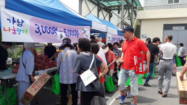 지난 20일 가남읍 행정복지센터 마당에서 ‘2019년 가남나눔장터’가 성황리에 끝났다.