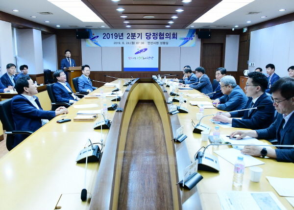 안산시는 24일 시청 상황실에서 더불어민주당 국회의원·지역위원장과 올해 2분기 당정협의회를 열고 안산 발전과 협력을 위해 머리를 맞댔다.