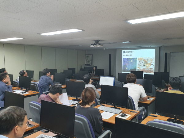 김포시는 지난 19일 시청 정보관 2층 정보화교육장에서 공간정보 보안담당관 및 공간정보 취급 담당자들을 대상으로 ‘공간정보 보안교육’을 실시했다.