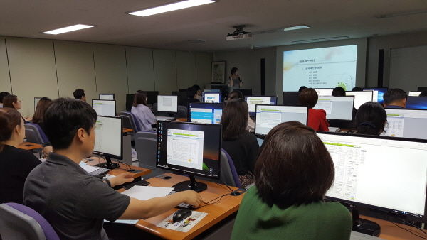 김포시는 지난 20일 시청 정보화교육장에서 공유재산 및 물품관리 담당 직원들을 대상으로 실무 교육을 실시했다.