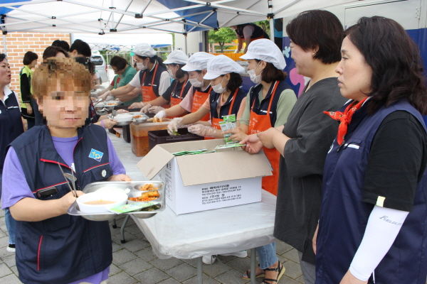 김포시여성단체협의회는 지난 21일, 구래동 솔터마을3단지에서 ‘참 좋은 사랑의 밥차’의 2019년 상반기 마지막 일정을 추진했다.
