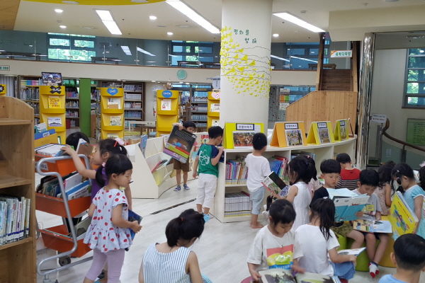 과천시정보과학도서관이 개최하고 있는 제1회 북큐레이션 전시가 도서관 이용 시민들의 높은 호응을 얻고 있어 화제다.