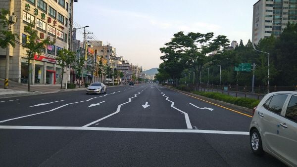 안양시가 사업비 7억 원을 들여 경수산업도로 신기사거리에서 방축사거리에 이르는 길이 520m, 폭 40m구간에 대한 저소음 포장공사를 지난 21일 완료했다.