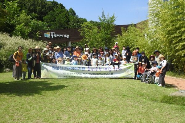 보리수확 체험행사가 지난 22일 안양천생태이야기관 인근에 안양천변에서 진행됐다.